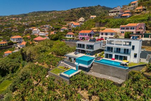 widok z góry na dom na wzgórzu w obiekcie Sonho do Oceano w mieście Ribeira Brava