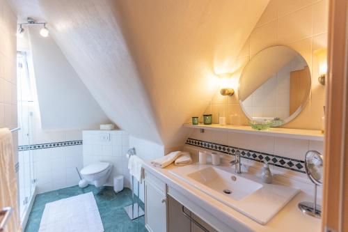 La salle de bains est pourvue d'un lavabo et de toilettes. dans l'établissement Auszeit Hamburg-Altes Land, à Jork