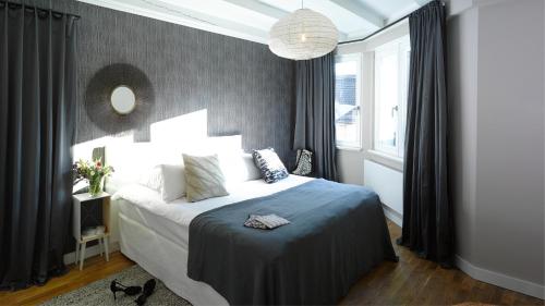 a bedroom with a bed with a blue blanket at Gorki Apartments in Berlin
