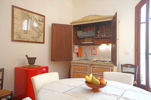 una cocina con una mesa con un bol de fruta. en Agriturismo Le Cerbonche, en Rosignano Marittimo