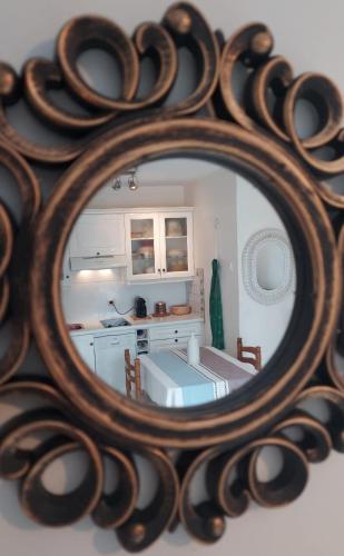 un miroir reflétant une cuisine avec une table. dans l'établissement à 10 minutes à pieds de la plage, Résidence La Corniche du Mont Canisy - Traveller Award 2023, à Blonville-sur-Mer