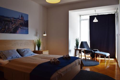 een slaapkamer met een bed en een tafel en stoelen bij Cosy Apartment In Budapest Downtown WITH Free Garage Parking in Boedapest