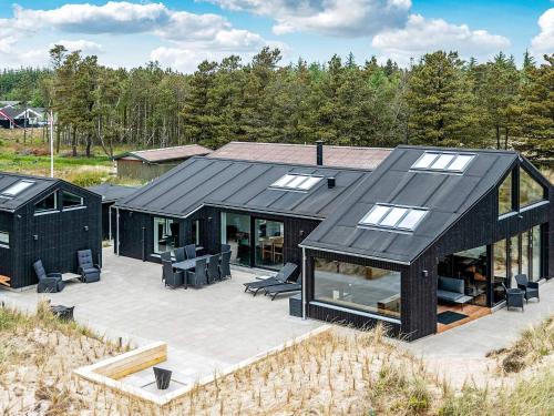 ÅlbækにあるSecluded Holiday Home in Jutland with Terraceの黒い家の空中を望む