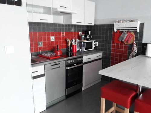 Kuchyň nebo kuchyňský kout v ubytování Przytulny Apartamencik