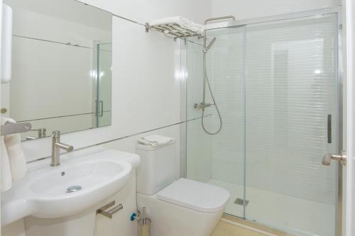 カルボネラスにあるMiramar - Corbetaのバスルーム(トイレ、洗面台、シャワー付)