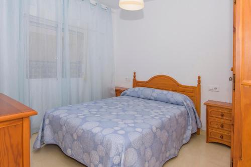カルボネラスにあるMiramar - Corbetaのベッドルーム1室(ベッド1台、ドレッサー、窓付)