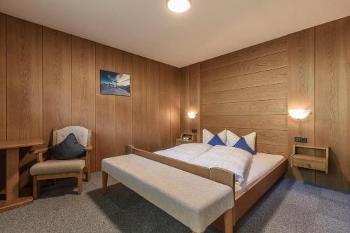 - une chambre avec un lit et une chaise dans l'établissement Fenderhof, à Sölden
