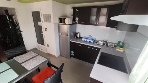 eine kleine Küche mit einem Tisch und einem Waschbecken in der Unterkunft Apartments Veronika in Makarska