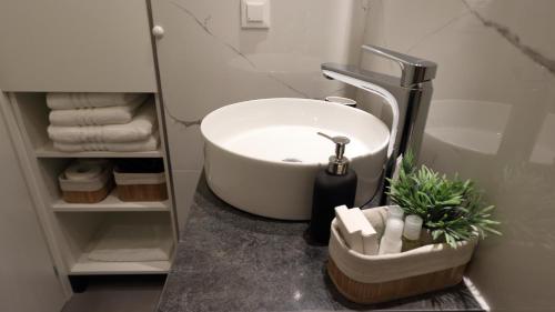 bagno con lavandino e termoarredo di Etal Luxury Rooms a Dubrovnik