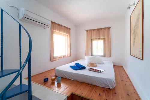 sypialnia z łóżkiem i szklanymi schodami w obiekcie Eco Beachfront Villa w mieście Jenadi