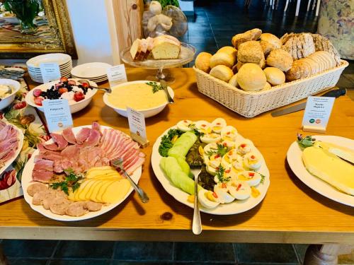 伊斯泰布纳Agroturystyka „Na Połomiu”的盛满食物和面包的桌子