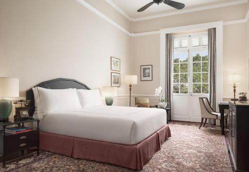 Postel nebo postele na pokoji v ubytování Raffles Hotel Le Royal