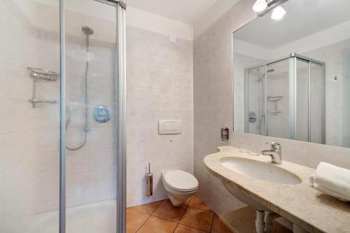 Ένα μπάνιο στο Weinsepphof Ferienwohnung 1