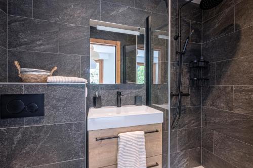 une salle de bain avec un lavabo et une douche dans l'établissement Au Cœur du Glacier, à Chamonix-Mont-Blanc