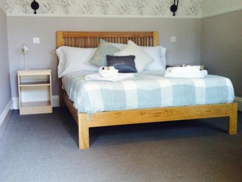 Un dormitorio con una cama con dos cuencos. en The Charlton Inn en Blandford Forum