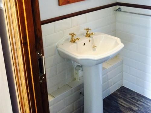 een witte wastafel in een witte badkamer met bij The Charlton Inn in Blandford Forum