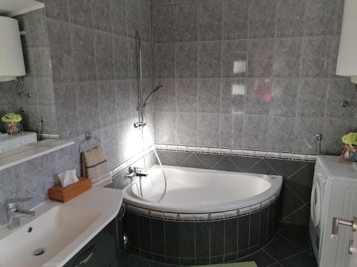 een badkamer met een bad en een wastafel bij Holiday House Tina in Pula