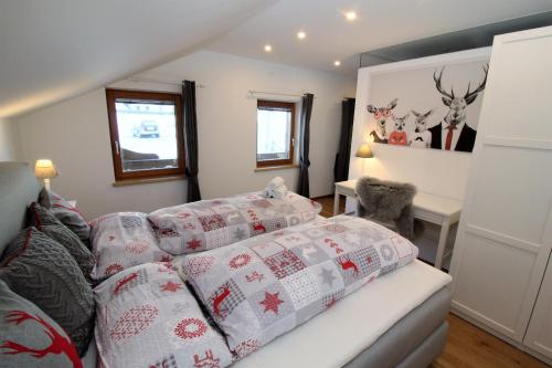 Кровать или кровати в номере Alpenloft by Apartment Managers