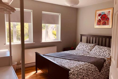 En eller flere senge i et værelse på Beautiful modern home in the heart of Leitrim