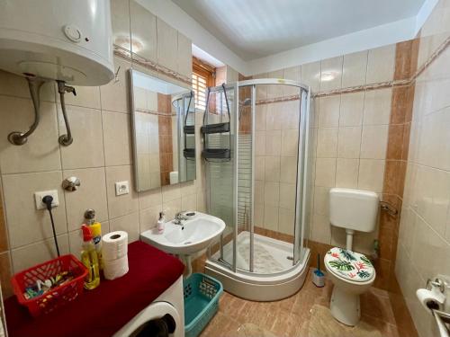Et badeværelse på Lovro #1 & #2 Apartments