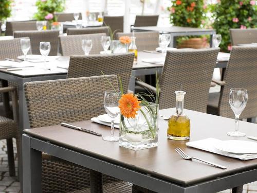 una mesa con vasos y un jarrón con una flor. en Bachofer en Waiblingen