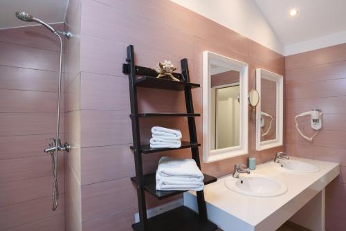- Baño con 2 lavabos y 2 espejos en Villa Sokaki, en Lindos