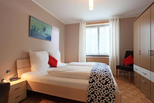 sypialnia z dużym łóżkiem i oknem w obiekcie Apartment Alpine by Apartment Managers w mieście Kirchberg in Tirol