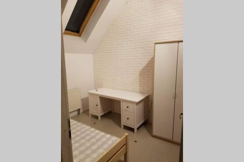 une pièce vide avec un bureau et un miroir dans l'établissement Przytulny loft 5 min od centrum Gdańska, à Gdańsk