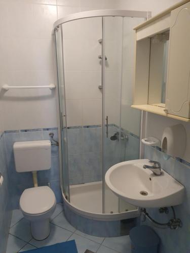 Koupelna v ubytování Apartments Jerković Drašnice-2bd
