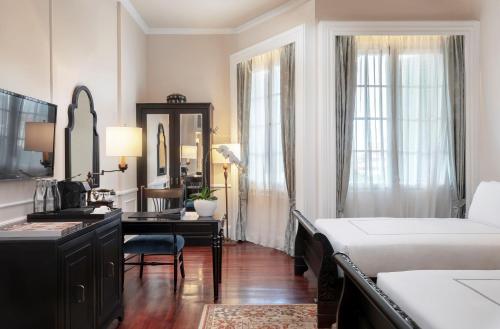 Postel nebo postele na pokoji v ubytování Raffles Hotel Le Royal
