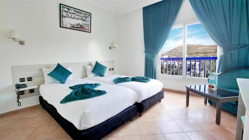 Un dormitorio con una cama grande y una ventana en Hotel Tildi Hotel & Spa, en Agadir