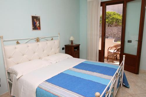 a bedroom with a bed and a balcony at B&B Minerva in Castro di Lecce