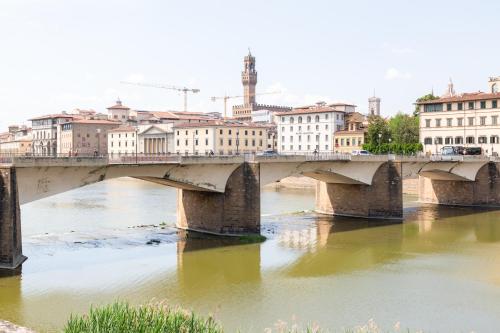 GuestHost - I Renai - Ponte delle Grazie Modern Apartment