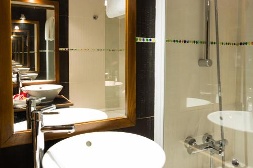 Een badkamer bij Hôtel Relais Monceau