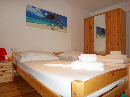 ein Schlafzimmer mit einem Bett mit Handtüchern darauf in der Unterkunft Apartment Kirchberg by Apartment Managers in Kirchberg in Tirol
