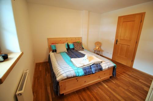 ein Schlafzimmer mit einem Holzbett in einem Zimmer in der Unterkunft Apartment Jochberg by Apartment Managers in Jochberg