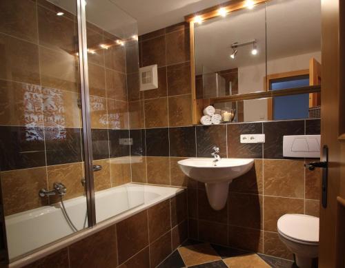 A bathroom at Apartment Jochberg by Apartment Managers
