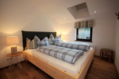 キッツビュールにあるApartment Kitzkamm by Apartment Managersのベッドルーム1室(大型ベッド1台、青と白の枕付)