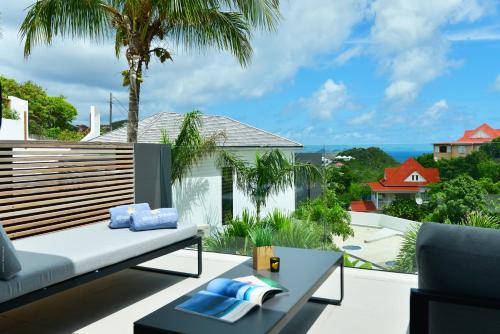 vistas al océano desde el balcón de una casa en Rêve de Saint Barth - Vue Mer - Piscine Chauffée & Jacuzzi en Gustavia