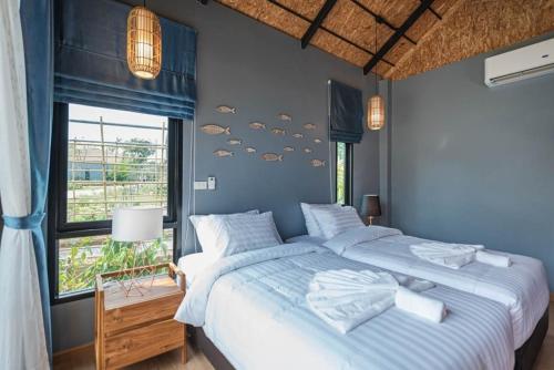 The Tree Riverside Resort Kaeng Krachanにあるベッド