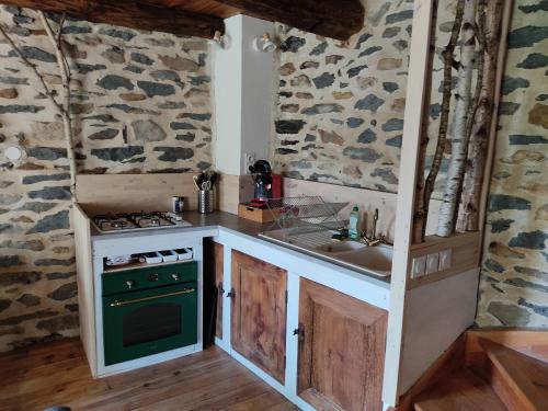 Kuchyň nebo kuchyňský kout v ubytování Gîte Le p'tit nid de Riouffreyt