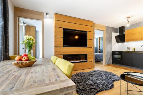 Televízia a/alebo spoločenská miestnosť v ubytovaní RV Apartment Sapphire