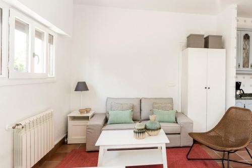 uma sala de estar com um sofá e uma mesa em Cozy Loft Barrika em Górliz-Elexalde