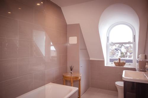 A bathroom at Artist's Loft - stylish 1-bed just 5 mins stroll from the beach