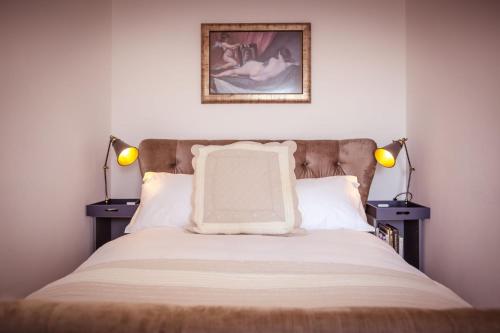 Ένα ή περισσότερα κρεβάτια σε δωμάτιο στο Artist's Loft - stylish 1-bed just 5 mins stroll from the beach