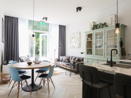 a kitchen and living room with a table and chairs at Hosted by Wendy Prins Willem 1 in Scheveningen