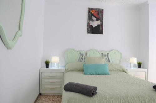 - une chambre blanche avec un lit doté d'un oreiller bleu dans l'établissement Fantastic 1 bedroom Apartment with Gallery CB6EV, à Alicante