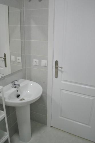 Superb 1 Bedroom Apartment with Gallery CB7EV