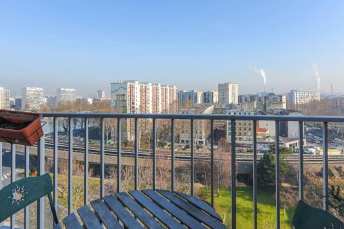 einen Balkon mit einem Tisch und Stadtblick in der Unterkunft Cozy and spacious with balcony and view over Seine in Clichy