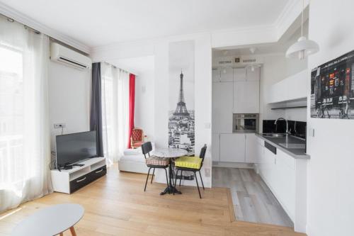 une cuisine avec une table et des chaises dans une pièce dans l'établissement Studio Guiglia - Welkeys, à Nice